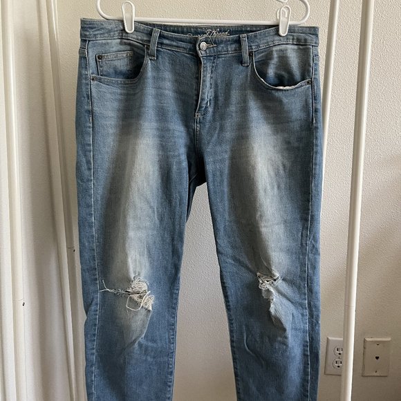 Universal Thread Denim - Universal Thread Mid Rise Mid Light Wash Cropped Jeans